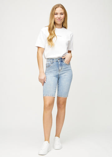 Ganzkörperbild eines Models in hellen Denim-skinny Middle Shorts.