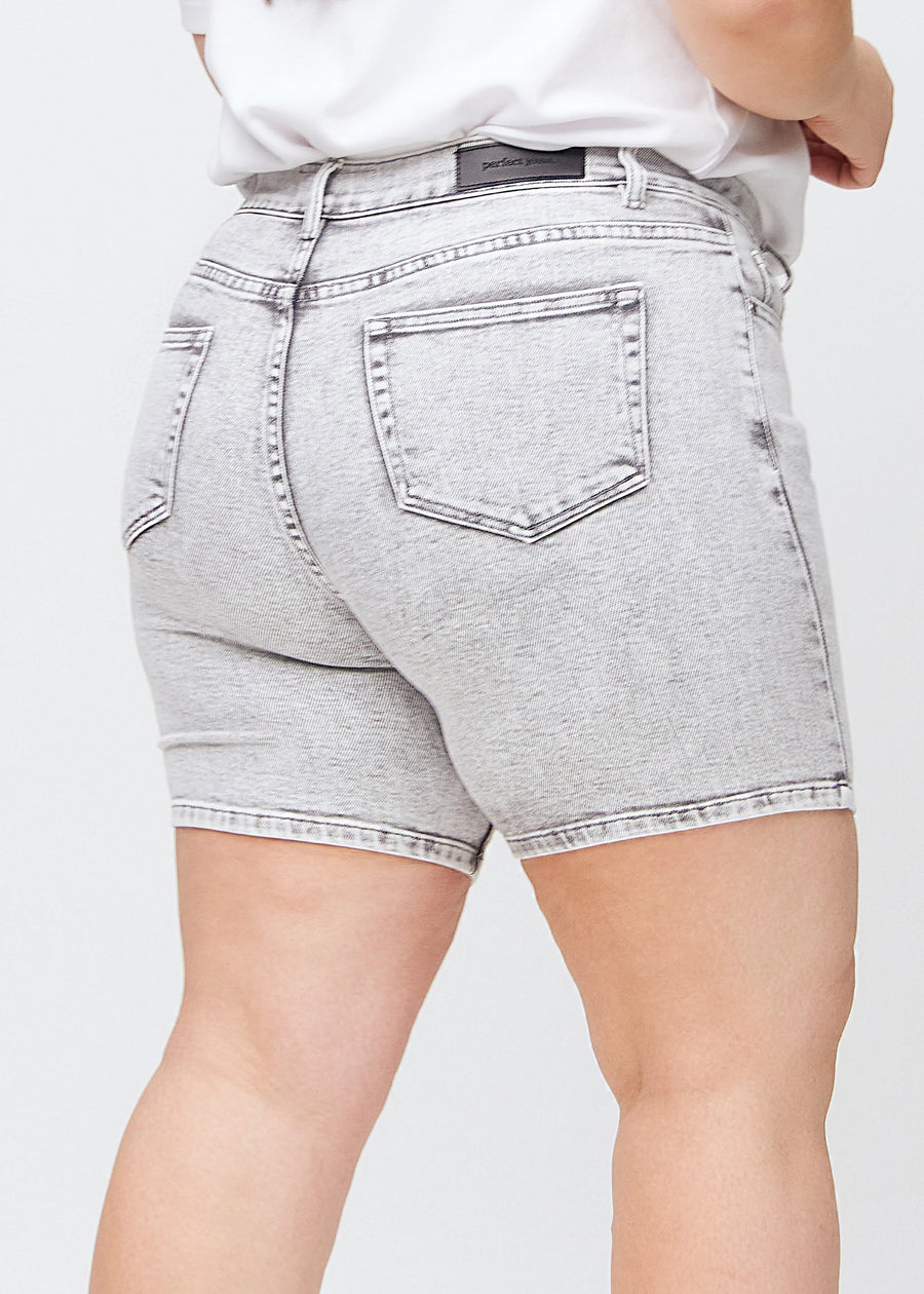 Frau in hellgrauen Denim-Shorts