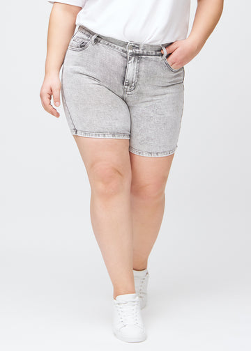 Hellgraue Denim-skinny-Short Shorts, Modellname Ashes, die eng anliegen und bei einem Plus-Size-Model bis zur Mitte des Oberschenkels reichen, von vorne gesehen.