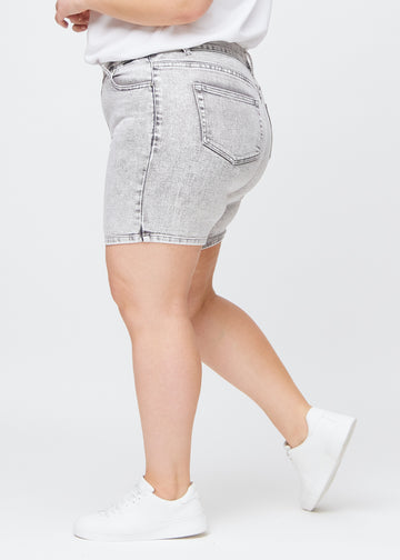 Hellgraue Denim-skinny-Short Shorts seitlich an einem Plus-Size-Model gesehen.