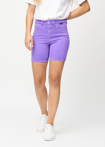 Lila skinny Short Shorts, Modellname Lavenders, figurbetont und bis zur Mitte des Oberschenkels, von vorne gesehen.