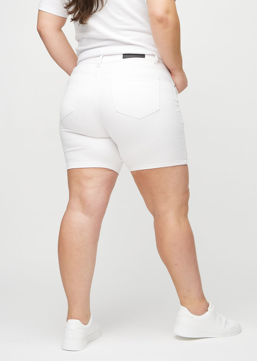 Weiße skinny Short Shorts von hinten an einem Plus-Size-Model gesehen, sodass man das gesamte Produkt sehen kann.