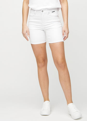 Weiße skinny Short Shorts, Modellname Marguerites, die eng anliegen und bis zur Mitte des Oberschenkels reichen, von vorne gesehen.