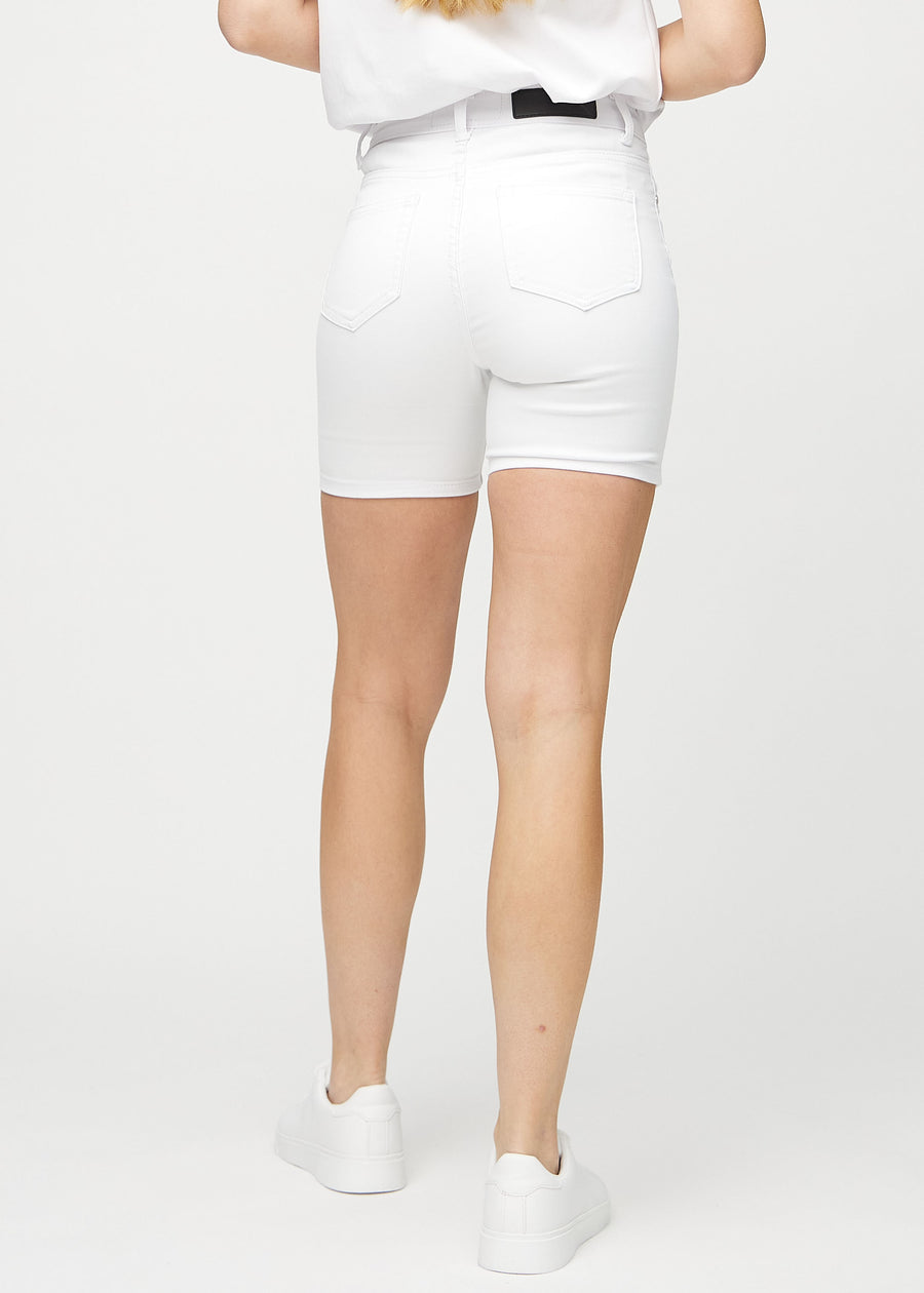 Weiße skinny Short Shorts von hinten gesehen, sodass man das gesamte Produkt sehen kann.