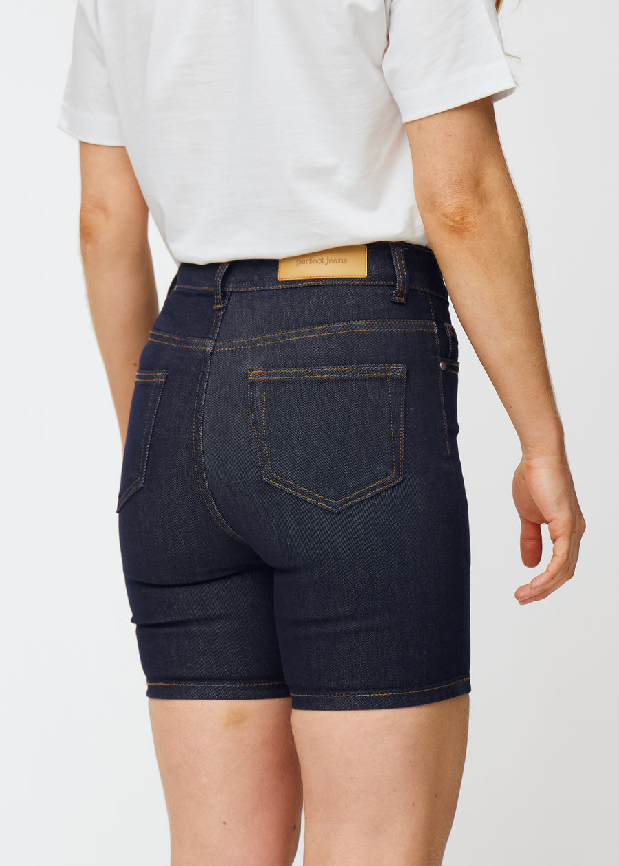 Tief dunkelblaue Denim-Shorts für Damen in der Farbe Midnights von hinten nah aufgenommen, um Passform und Details zu zeigen.