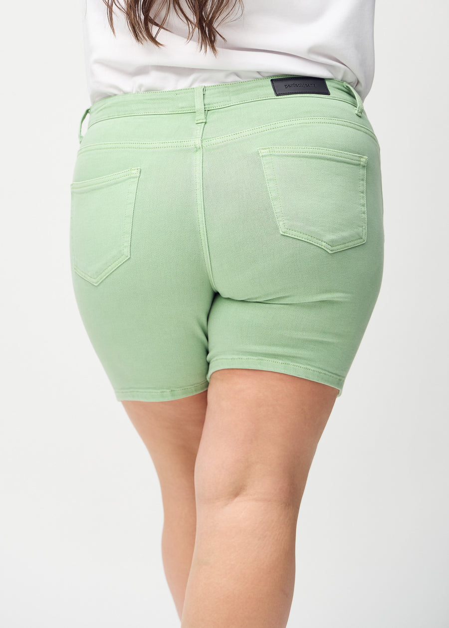 Hellgrüne skinny Short Shorts nah von hinten an einem Plus-Size-Model gesehen, um Details zu zeigen.