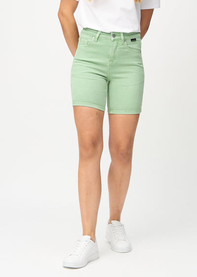 Hellgrüne skinny Short Shorts, Modellname Mints, die eng anliegen und bis zur Mitte des Oberschenkels reichen, von vorne gesehen.