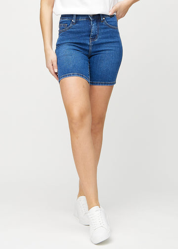 Dunkle Denim-skinny Short Shorts, Modellname Oceans, die eng anliegen und bis zur Mitte des Oberschenkels reichen, von vorne gesehen.