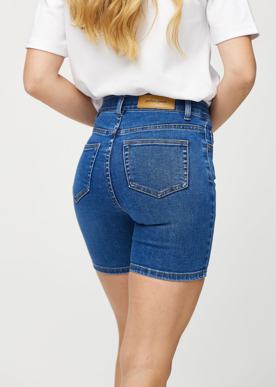 Dunkle Denim-skinny Short Shorts von hinten aus der Nähe gesehen, um Details zu zeigen.