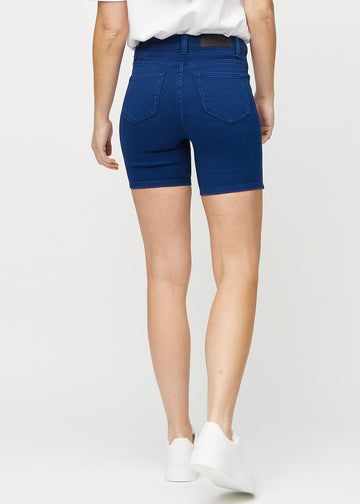 Dunkelblaue skinny Short Shorts von hinten gesehen, damit man das gesamte Produkt sehen kann.