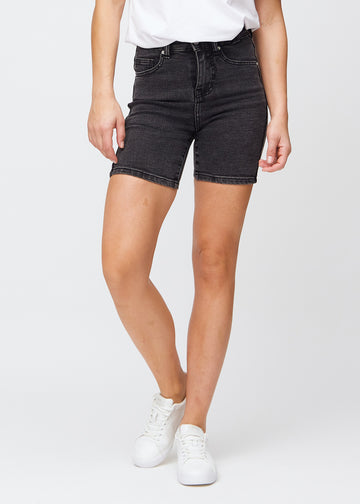 Dunkelgraue Denim-skinny-Short Shorts, Modellname Shadows, die eng anliegen und bis zur Mitte des Oberschenkels reichen, von vorne gesehen.