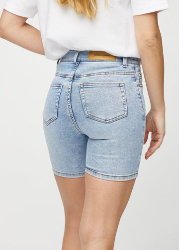 Hellblaue Denim-skinny Short Shorts aus der Nähe von hinten gesehen, um Details zu zeigen.