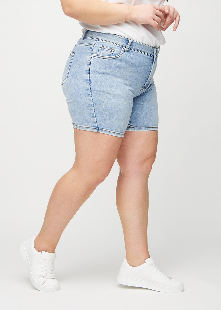Hellblaue Denim-skinny Short Shorts seitlich an einem Plus-Size-Model gesehen.