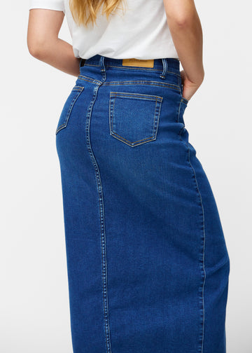 Lang, mørkeblå denimnederdel i farven Oceans set bagfra tæt på for at vise pasform og detaljer.