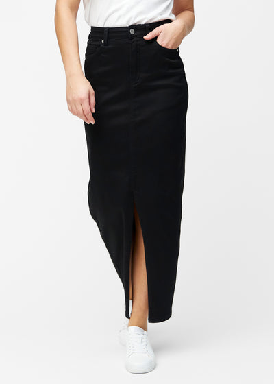 Lang, sort jeansnederdel i farven Ravens med regulær pasform, der sidder tæt til hoften og falder lige ned til anklerne, med slids foran der starter lige under knæet, set forfra.