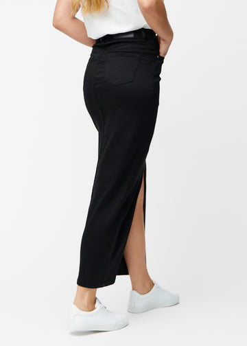 Lang, sort jeansnederdel i farven Ravens med regulær pasform set bagfra, så hele nederdelens længde kan ses.