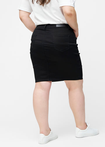 Sort, tætsiddende og knælang jeansnederdel set bagfra på plus-size model, så hele produktet kan ses.