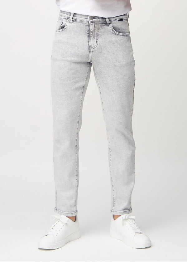 Hellgrauer Denim regular jeans, Modellname Ashes, der gerade am Bein herunterfällt, von vorne gesehen.