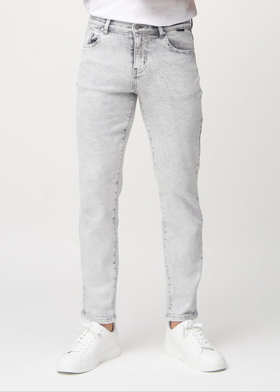 Hellgrauer Denim regular jeans, Modellname Ashes, der gerade am Bein herunterfällt, von vorne gesehen.