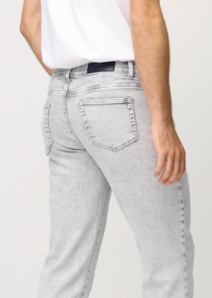 Hellgrauer Denim regular jeans von hinten in der Nahaufnahme, um Details zu zeigen.
