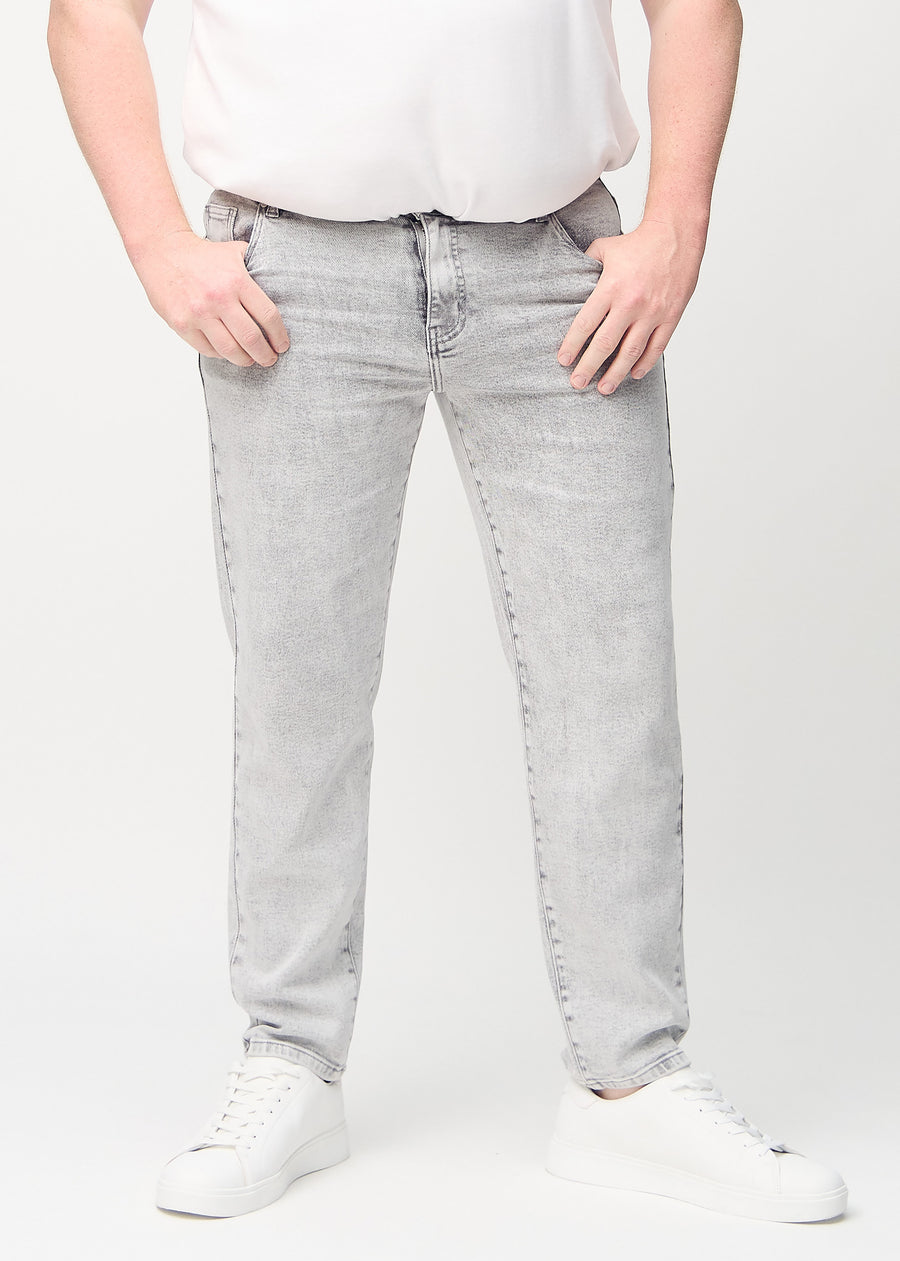 Hellgrauer Denim regular jeans, Modellname Ashes, der an einem Plus-Size-Model gerade am Bein herunterfällt, von vorne gesehen.