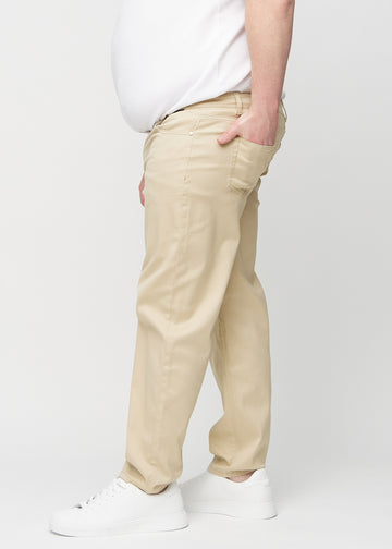 Beige regular jeans von der Seite an einem Plus-Size-Model gesehen.