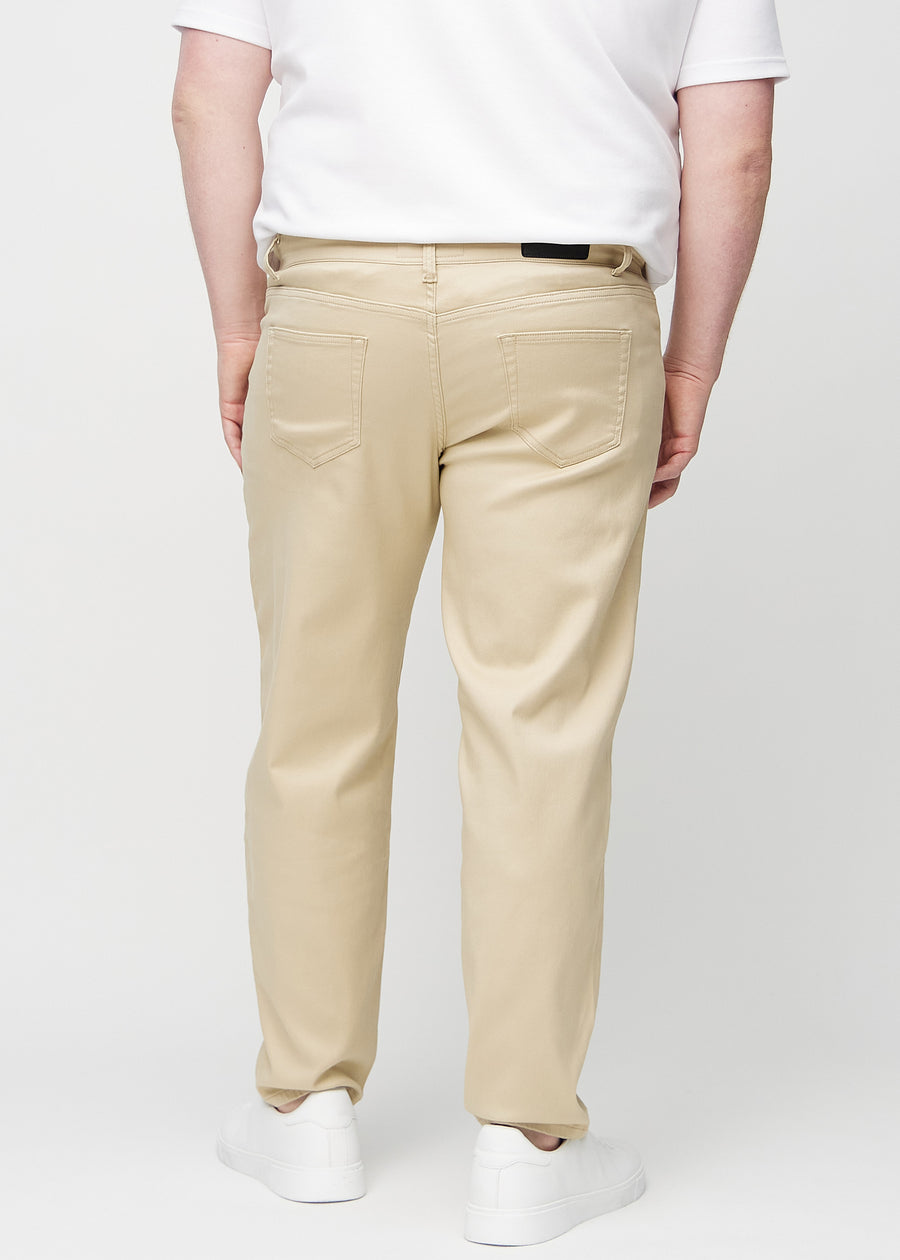 Beige regular jeans von hinten an einem Plus-Size-Model gesehen, damit man das ganze Produkt sehen kann.