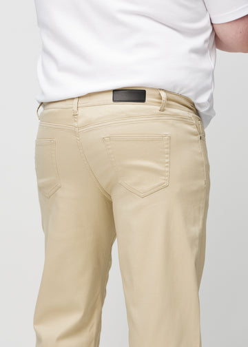 Beige regular jeans von hinten aus der Nähe an einem Plus-Size-Model gesehen, um Details zu zeigen.