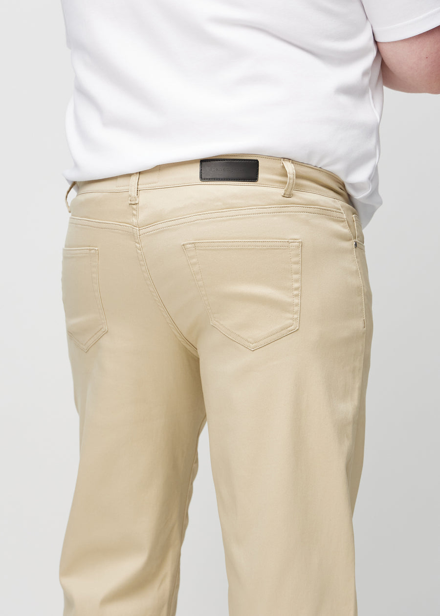 Beige regular jeans von hinten aus der Nähe an einem Plus-Size-Model gesehen, um Details zu zeigen.