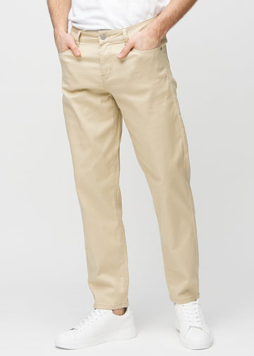 Beige regular jeans, Modellname Gazelles, die gerade am Bein herunterfällt, von vorne gesehen.