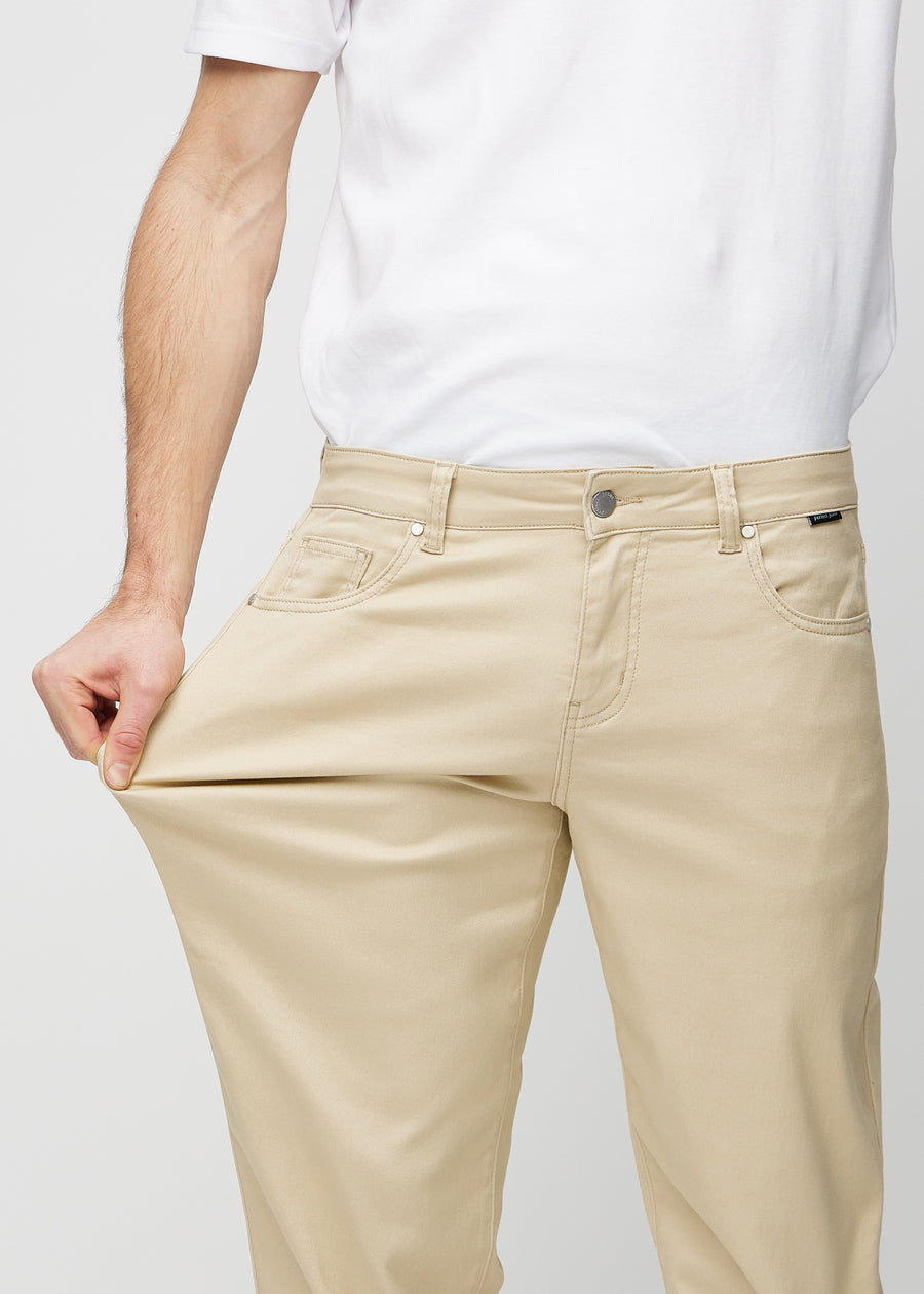 Das Model dehnt die Jeans am Oberschenkel, um den Stretch zu zeigen.