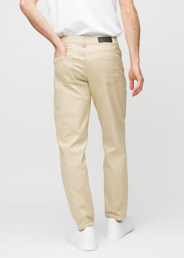Beige regular jeans von hinten gesehen, damit man das ganze Produkt sehen kann.