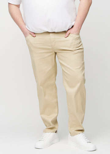 Beige regular jeans, Modellname Gazelles, die gerade am Bein herunterfällt, an einem Plus-Size-Model, von vorne gesehen.