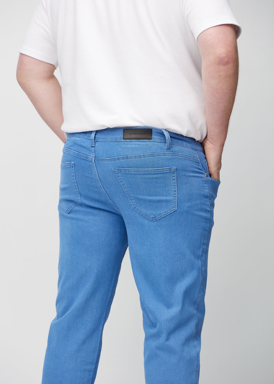 Blaue regular jeans von hinten aus der Nähe an einem Plus-Size-Model gesehen, um Details zu zeigen.