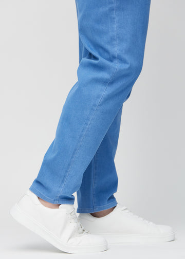Die Knöchel eines Plus-Size-Models, damit man sehen kann, wie locker die Jeans sitzt.