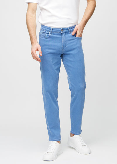 Blaue regular jeans, Modellname Geraniums, die vorne gesehen gerade am Bein herunterfallen.