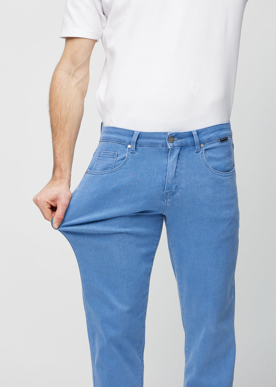 Das Model zieht die Jeans am Oberschenkel auseinander, um den Stretch zu zeigen.