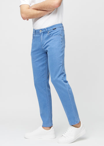 Blaue regular jeans von der Seite am Model gesehen.