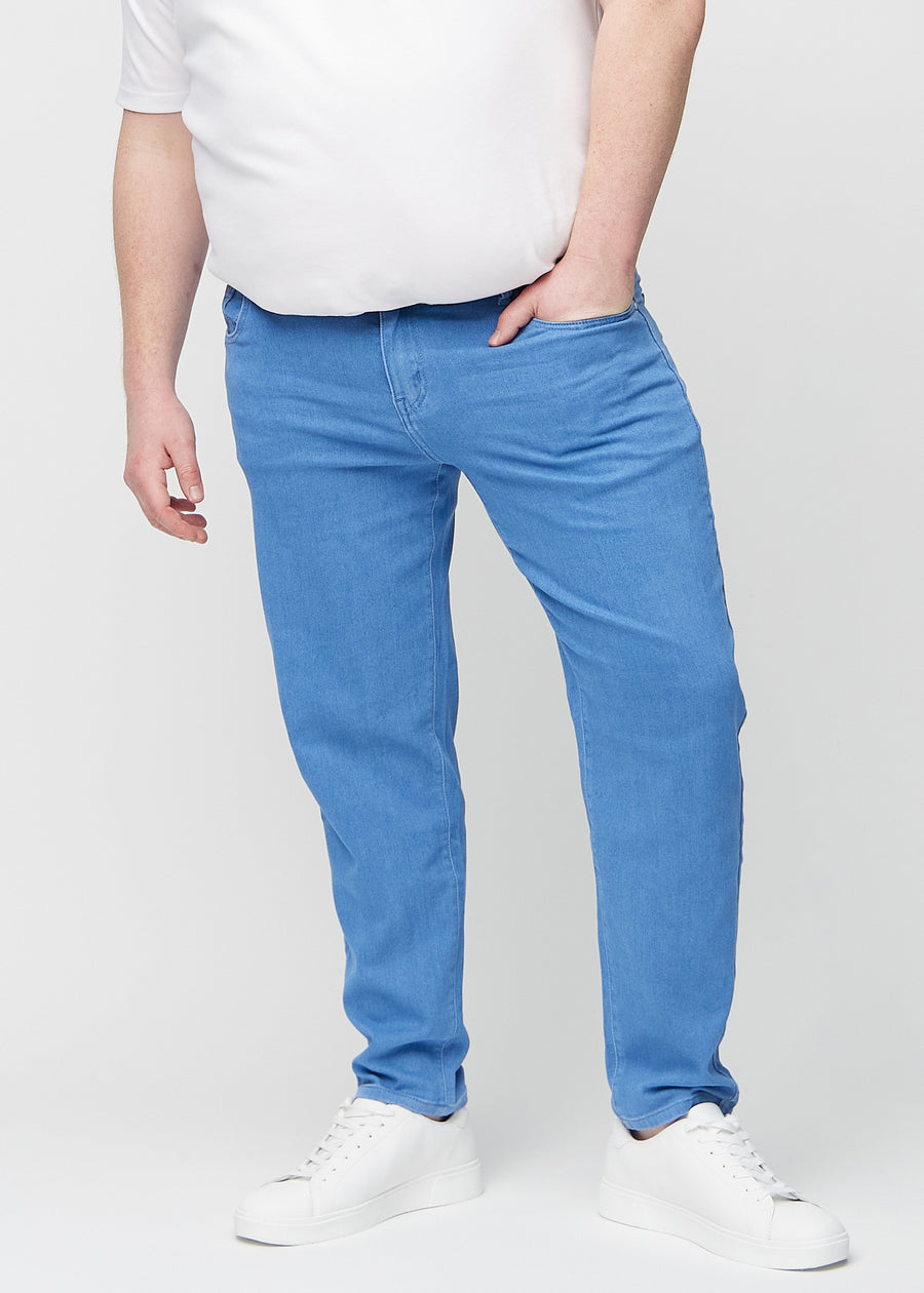 Blaue regular jeans, Modellname Geraniums, die an einem Plus-Size-Model vorne gesehen gerade am Bein herunterfallen.