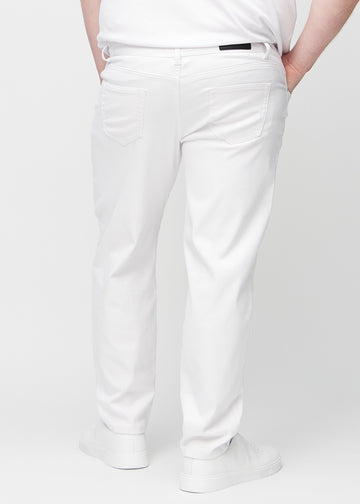 Weiße regular jeans von hinten an einem Plus-Size-Model gesehen, damit man das gesamte Produkt sehen kann.