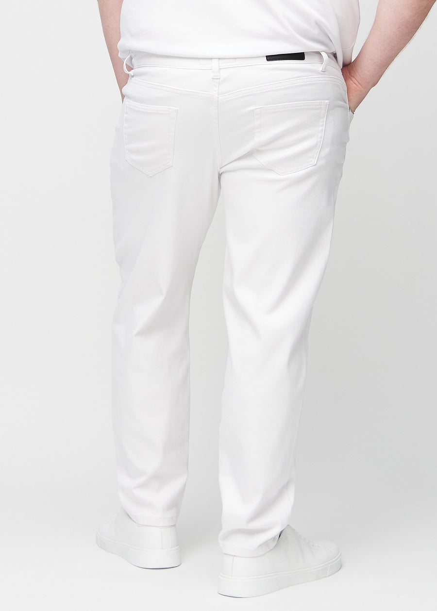 Weiße regular jeans von hinten an einem Plus-Size-Model gesehen, damit man das gesamte Produkt sehen kann.