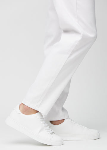 Die Knöchel eines Models, damit man sehen kann, wie locker die Jeans sitzt.