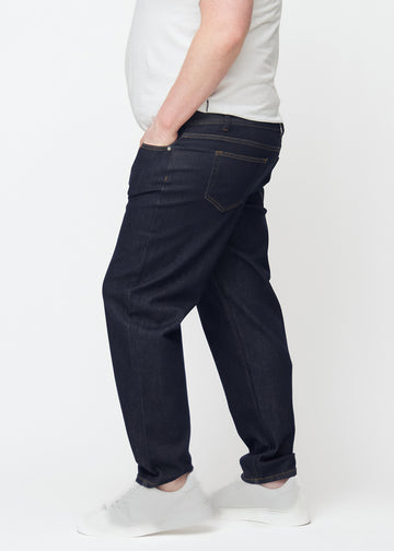 Tief dunkelblaue Denim jeans für Herren in der Farbe Midnights mit regular Passform, seitlich an einem Plus-Size-Model gesehen.