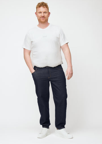 Ganzkörperbild eines Plus-Size-Models in tief dunkelblauer Denim jeans für Herren in der Farbe Midnights mit regular Passform.