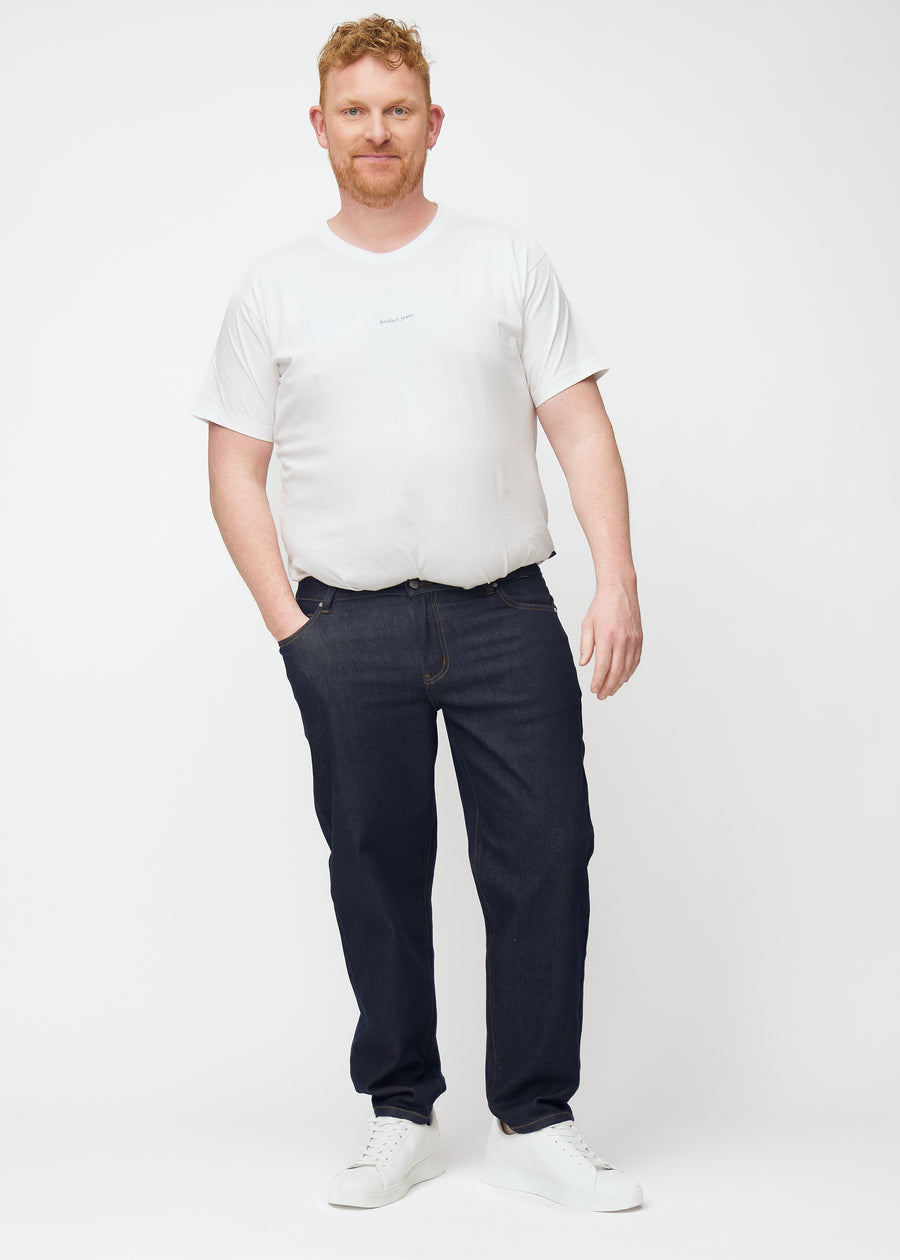 Ganzkörperbild eines Plus-Size-Models in tief dunkelblauer Denim jeans für Herren in der Farbe Midnights mit regular Passform.