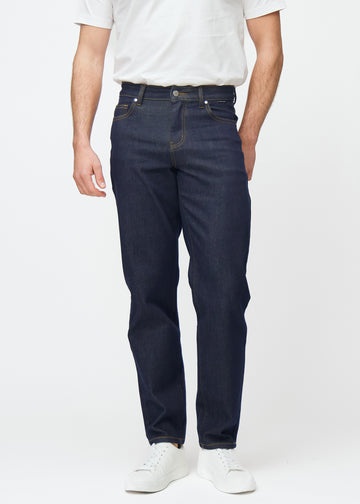 Tief dunkelblaue Denim jeans für Herren in der Farbe Midnights mit regular Passform, die natürlich an der Hüfte sitzt und an den Beinen Luft lässt, von vorn gesehen.