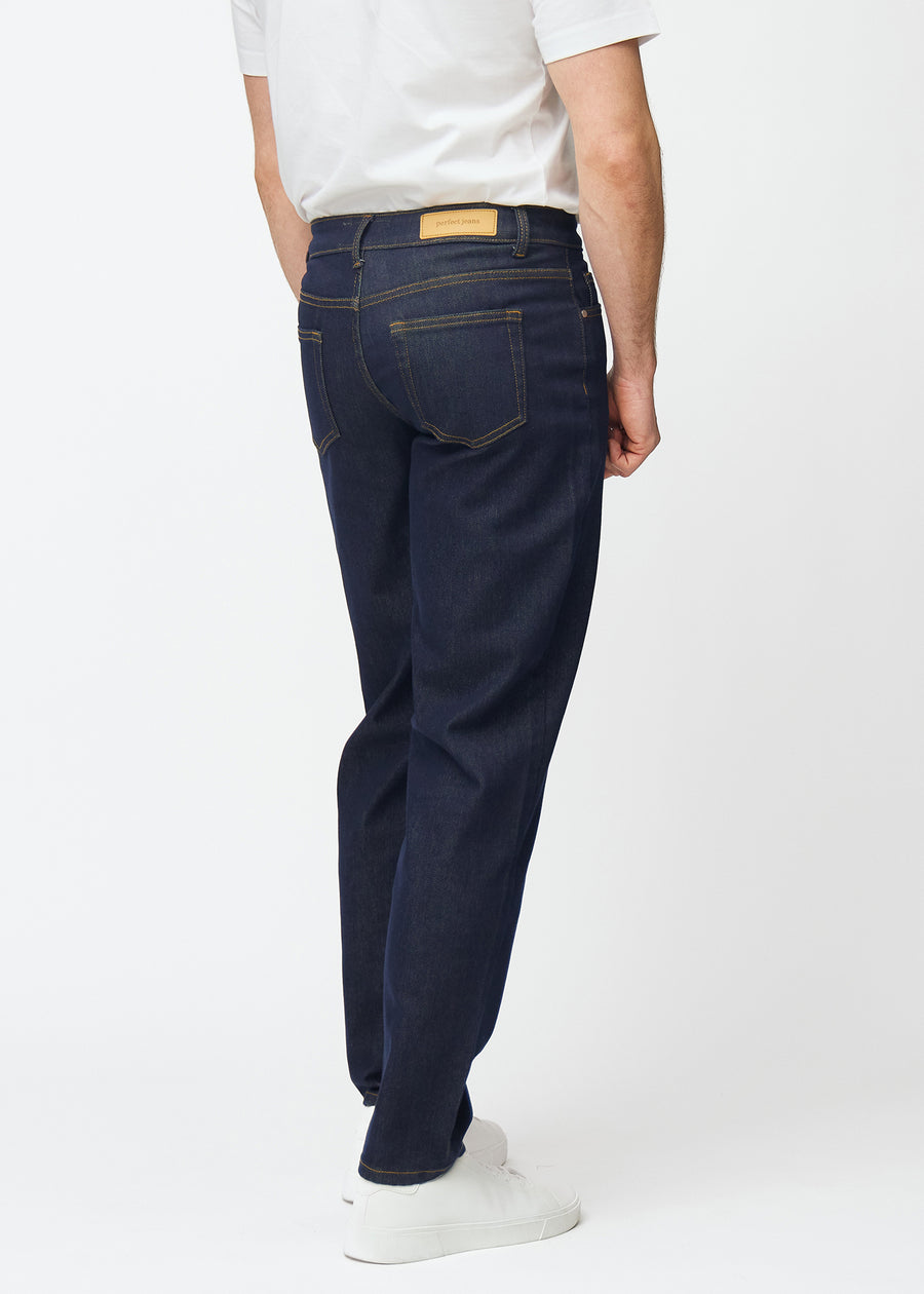 Tief dunkelblaue Denim jeans für Herren in der Farbe Midnights von hinten gesehen, damit die Passform sichtbar ist.