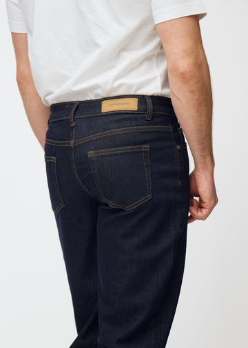 Tief dunkelblaue Denim jeans für Herren in der Farbe Midnights von hinten aus der Nähe gesehen, um Passform und Details zu zeigen.