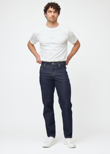 Ganzkörperbild eines Models in tief dunkelblauer Denim jeans für Herren in der Farbe Midnights mit regular Passform.