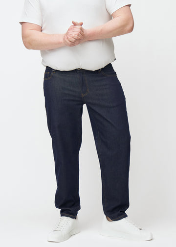 Tief dunkelblaue Denim jeans für Herren in der Farbe Midnights mit regular Passform, von vorn an einem Plus-Size-Model gesehen.